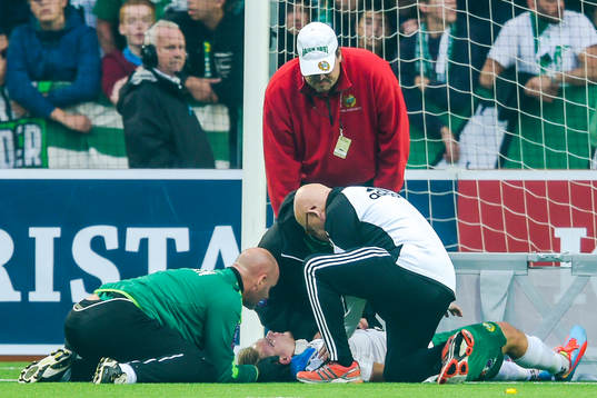 Hammarbys Erik Israelsson ligger skadad och får vård