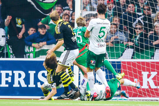 Hammarbys Erik Israelsson gör 1-0 och skadas samtidigt