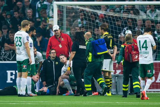 Hammarbys Erik Israelsson ligger skadad med nackkrage och