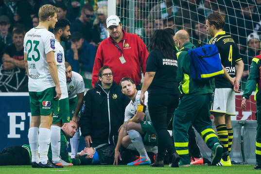 Hammarbys Erik Israelsson ligger skadad med nackkrage och