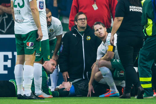 Hammarbys Erik Israelsson ligger skadad med nackkrage och