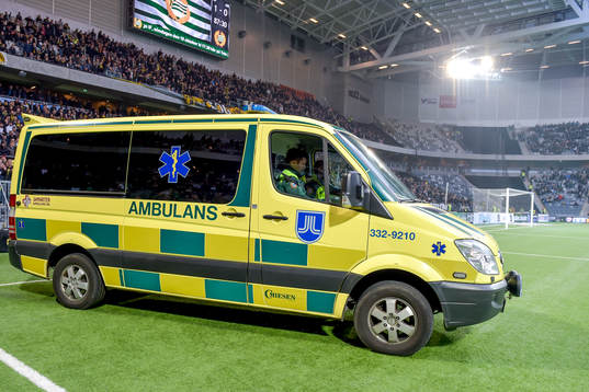 Ambulans på väg in på planen