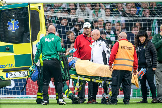 Hammarbys Erik Israelsson förs in i ambulansen