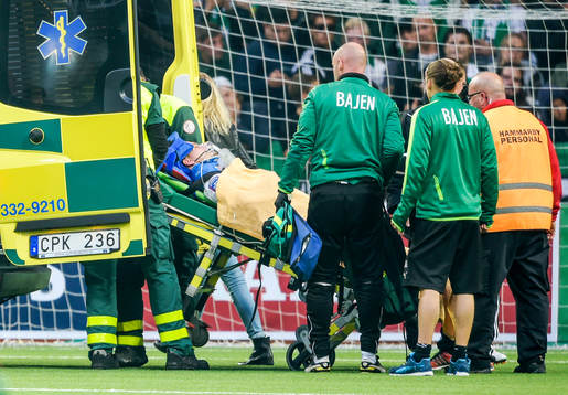 Hammarbys Erik Israelsson förs in i ambulansen