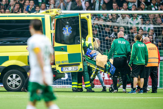 Hammarbys Erik Israelsson förs in i ambulansen