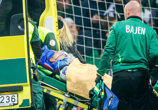 Hammarbys Erik Israelsson förs in i ambulansen