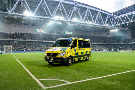 Ambulansen lämnar planen med Hammarbys Erik Israelsson