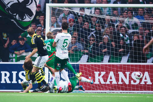 1-0-bollen från Hammarbys Erik Israelsson går in bakom