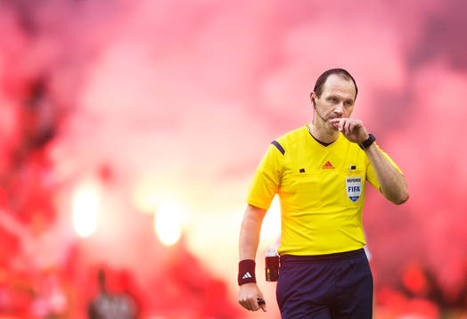 Domare Jonas Eriksson med bengaleldar bakom sig