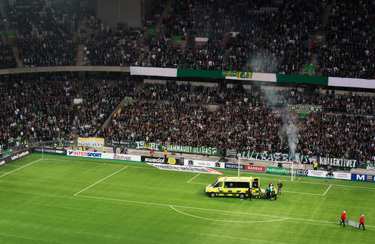 Hammarbys Erik Israelsson förs in på bår i en ambulans