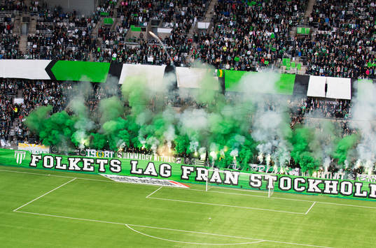 Bengaleldar och fyrverkerier från Hammarbys klack