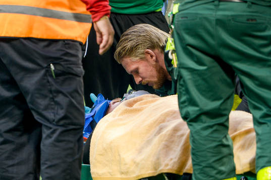Hammarbys Erik Israelsson skadas allvarligt och får vård