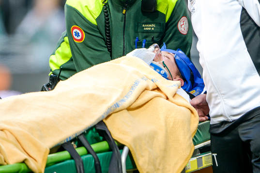 Hammarbys Erik Israelsson skadas allvarligt och får vård