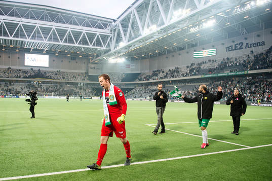 Hammarbys målvakt Ögmundur Kristinsson och Kennedy