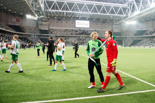 Hammarbys målvakt Ögmundur Kristinsson och  William