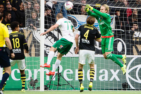 s Nils-Eric Johansson och AIK:s målvakt Patrik Carlgren