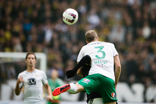 s Henok Goitom i kamp om bollen