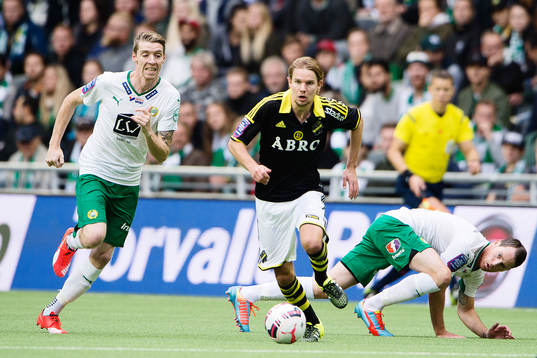 s Johan Blomberg springer ifrån Hammarbys Birkir Már