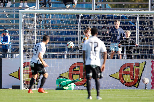 Häckens Martin Ericsson gör 1-0 på straff