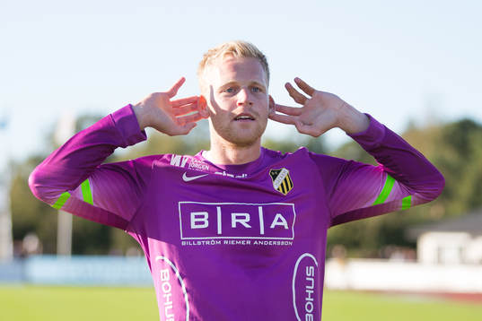 Häckens målvakt Peter Abrahamsson jublar och tackar fansen