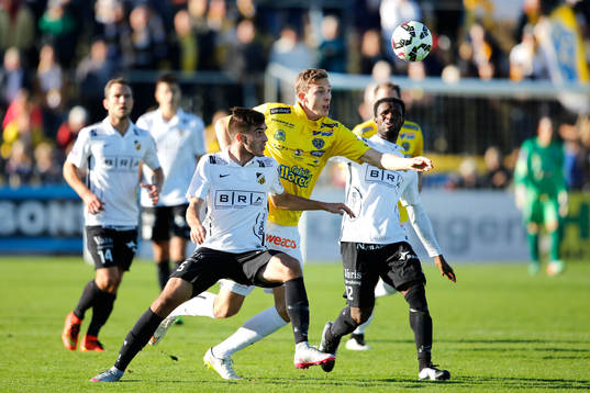 Häckens Egzon Binaku och Falkenbergs Gustaf Nilsson och