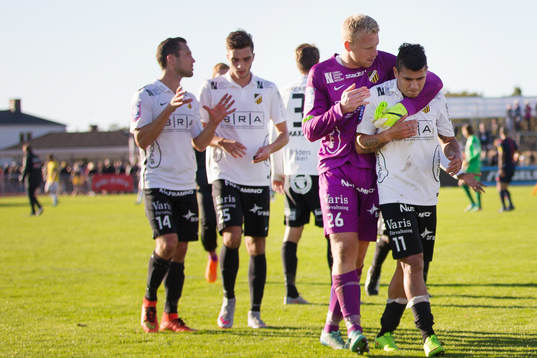 Häckens målvakt Peter Abrahamsson kramar om Häckens
