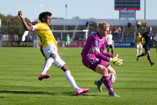 Falkenbergs Godsway Donyoh och Häckens målvakt Peter