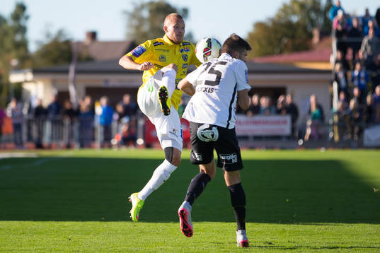 Falkenbergs Rasmus Sjöstedt i en situation med Häckens