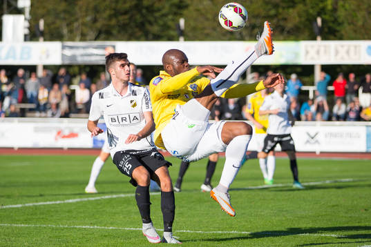 Häckens Egzon Binaku och Falkenbergs Hakeem Araba