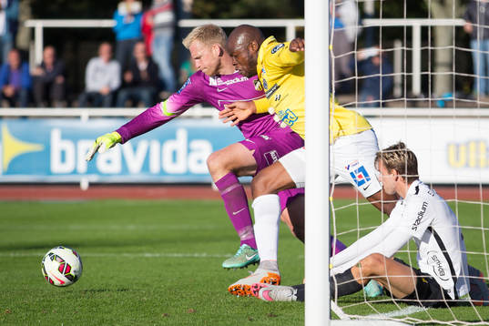 Falkenbergs Hakeem Araba och Häckens målvakt Peter