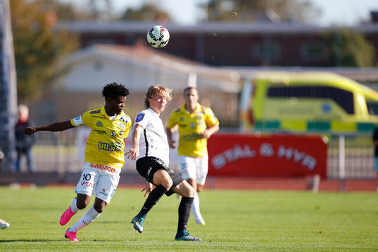 Falkenbergs Godsway Donyoh och Häckens Joel Andersson