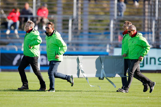 Sjukvårdare springer in med båren