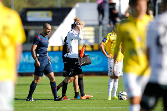 Häckens Samuel Gustafson hjälps av planen