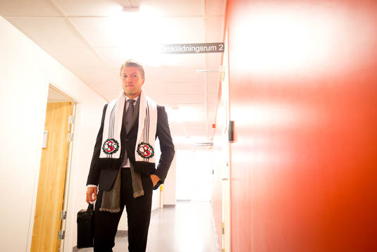 Örebros Martin Broberg iklädd halsduk