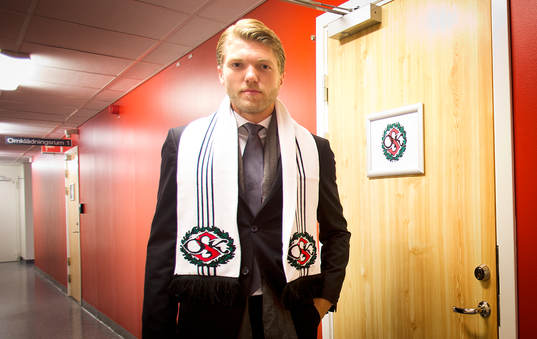 Örebros Martin Broberg iklädd halsduk