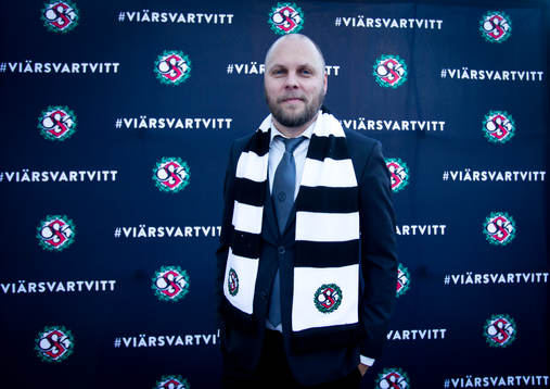 Örebros pressansvarig Michael Karlberg iklädd halsduk