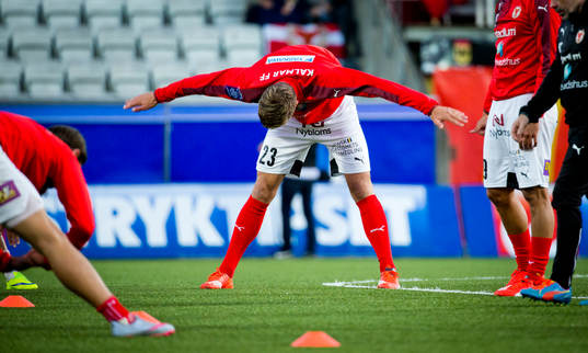 Kalmars Viktor Elm värmer upp