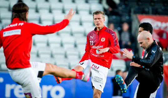 Kalmars Viktor Elm värmer upp