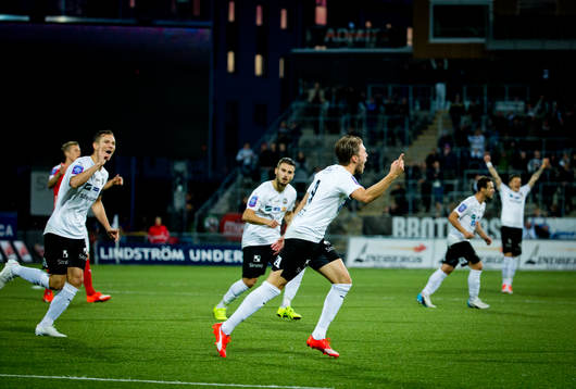 Örebros Martin Broberg jublar