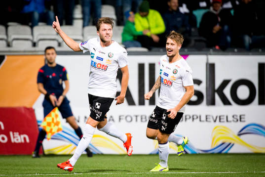 Örebros Martin Broberg jublar