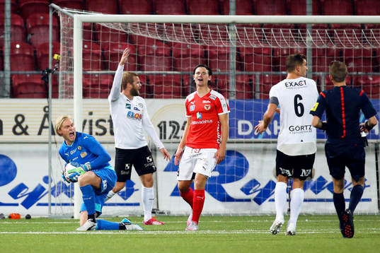 Örebros målvakt Jacob Rinneräddar ett friläge från