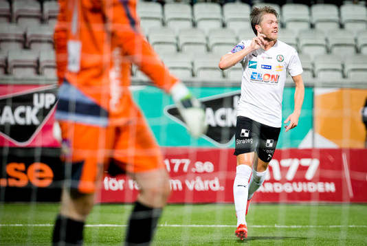 Örebros Martin Broberg jublar