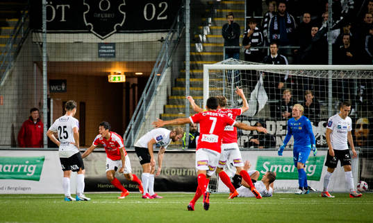 Kalmars Romário Pereira Sipião gör 1-1 med cykelspark