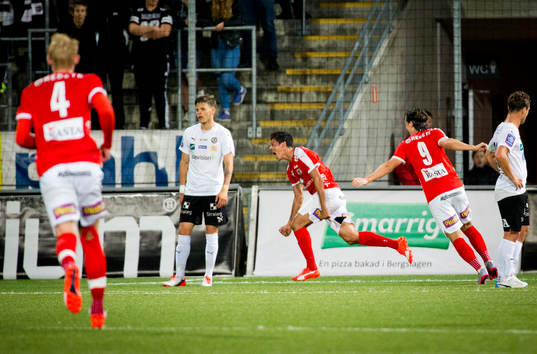 Kalmars Romário Pereira Sipião gör 1-1 med cykelspark