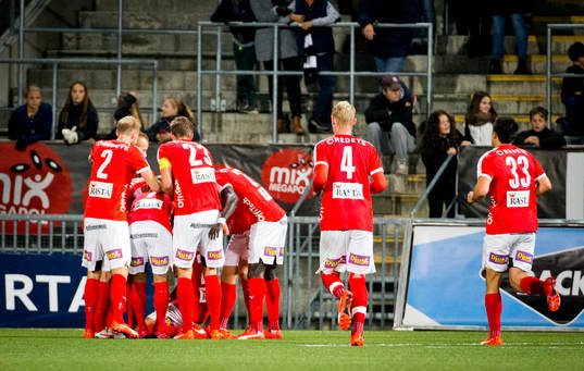 Kalmars Romário Pereira Sipião gör 1-1 med cykelspark