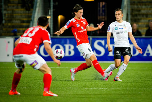 Örebros Hjörtur Logi Valgardsson och Kalmars Marcus