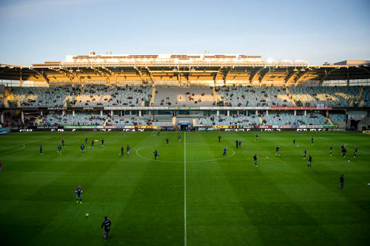 Lagen värmer upp på Gamla Ullevi innan en fotbollsmatch i