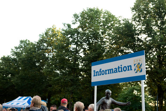 En informationsskylt utanför arenan innan en fotbollsmatch