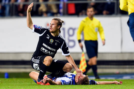IFK Göteborgs Mikael Boman ligger skadad på marken och