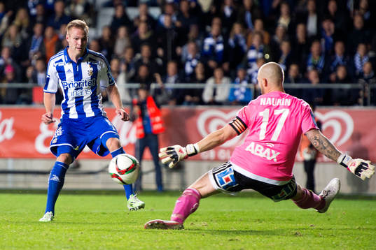 IFK Göteborgs Gustav Engvall kommer ensam mot Sundsvalls